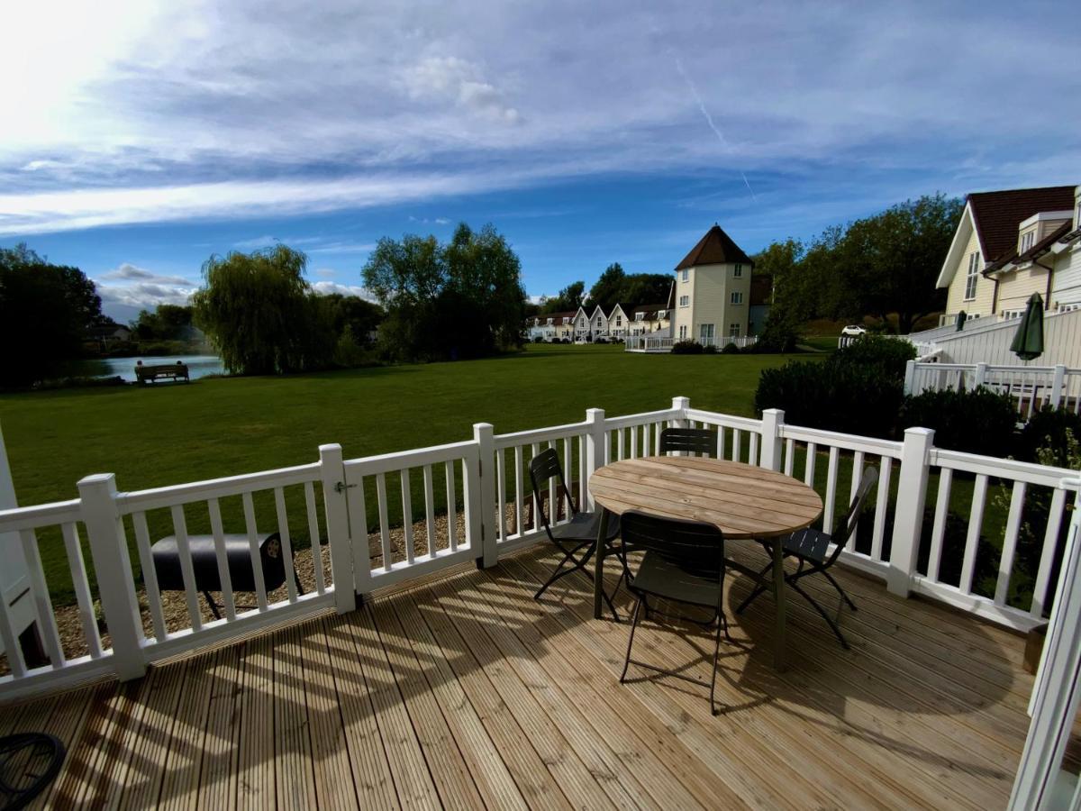 'That One' Our Cotswold Lakeside Lodge Cirencester Bagian luar foto
