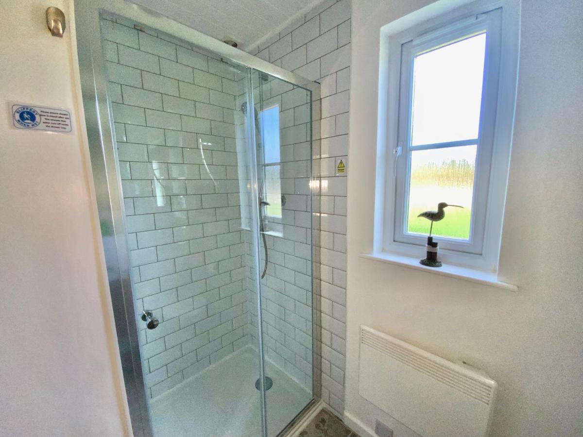 'That One' Our Cotswold Lakeside Lodge Cirencester Bagian luar foto