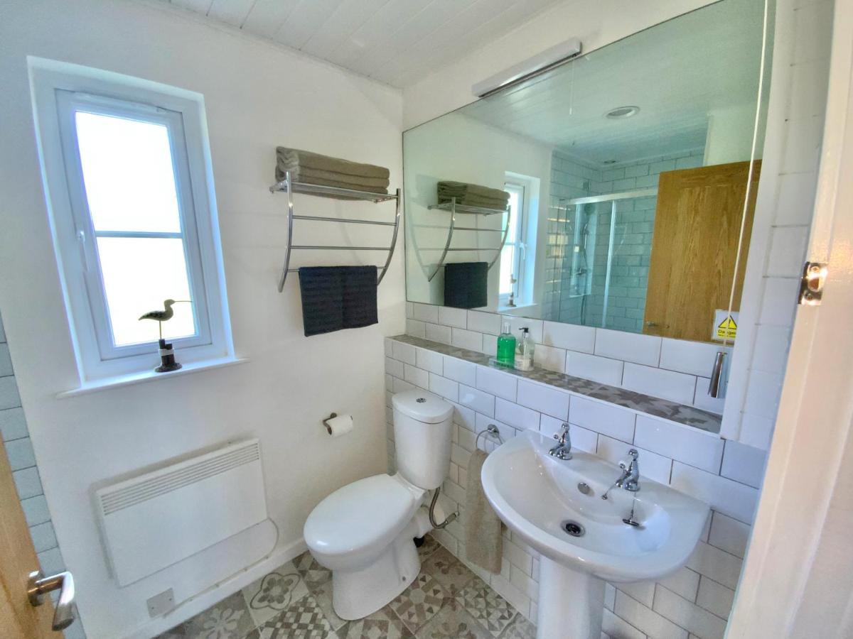 'That One' Our Cotswold Lakeside Lodge Cirencester Bagian luar foto