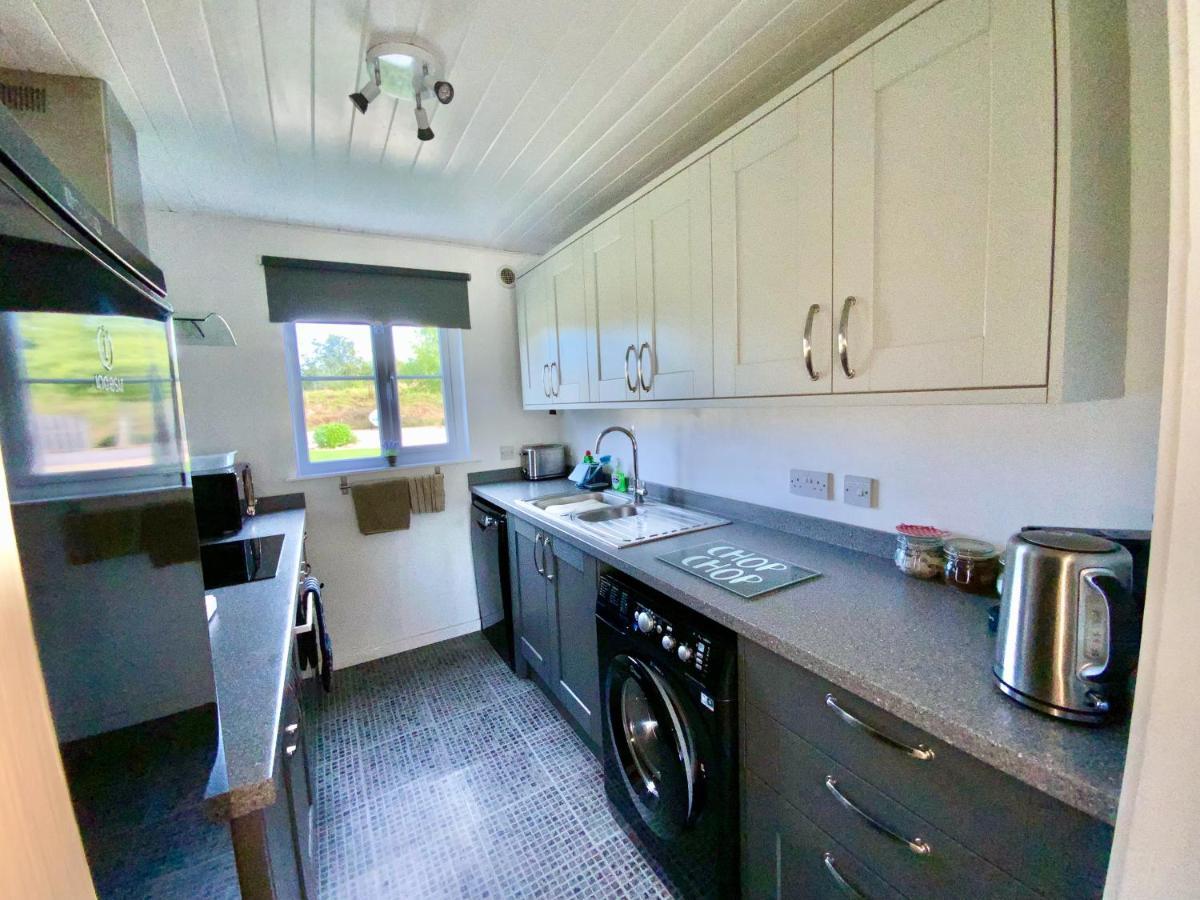 'That One' Our Cotswold Lakeside Lodge Cirencester Bagian luar foto