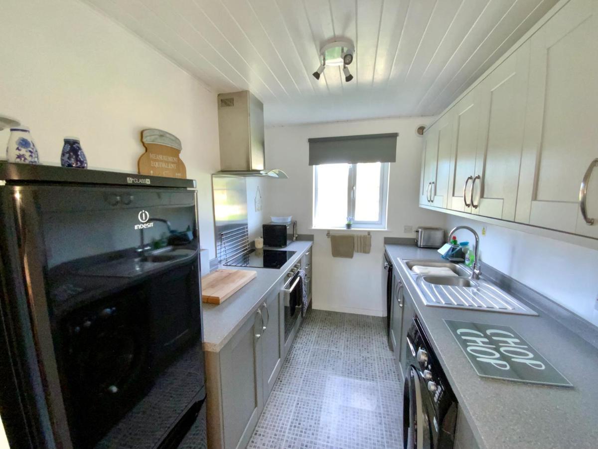 'That One' Our Cotswold Lakeside Lodge Cirencester Bagian luar foto