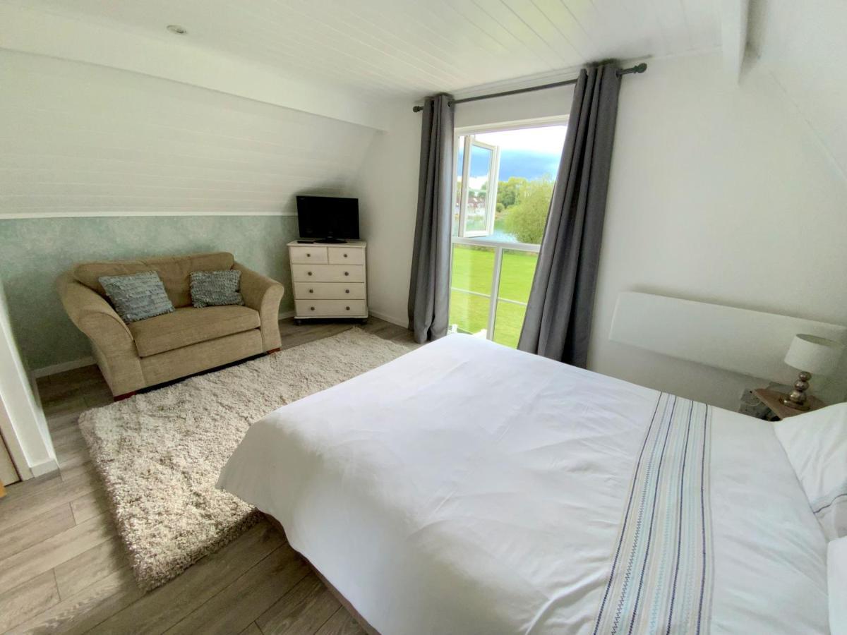 'That One' Our Cotswold Lakeside Lodge Cirencester Bagian luar foto