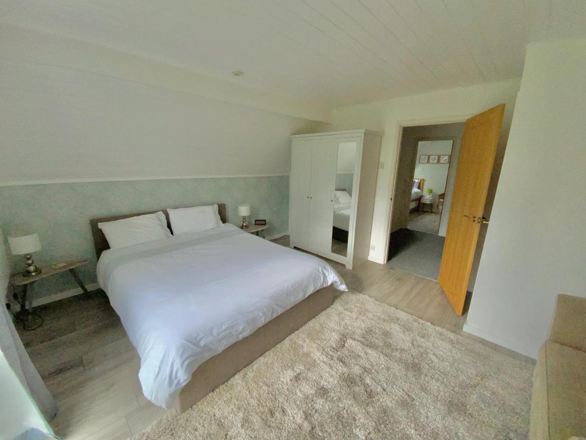 'That One' Our Cotswold Lakeside Lodge Cirencester Bagian luar foto