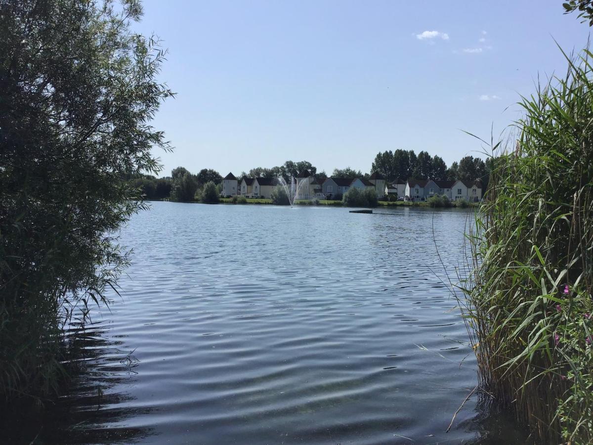 'That One' Our Cotswold Lakeside Lodge Cirencester Bagian luar foto