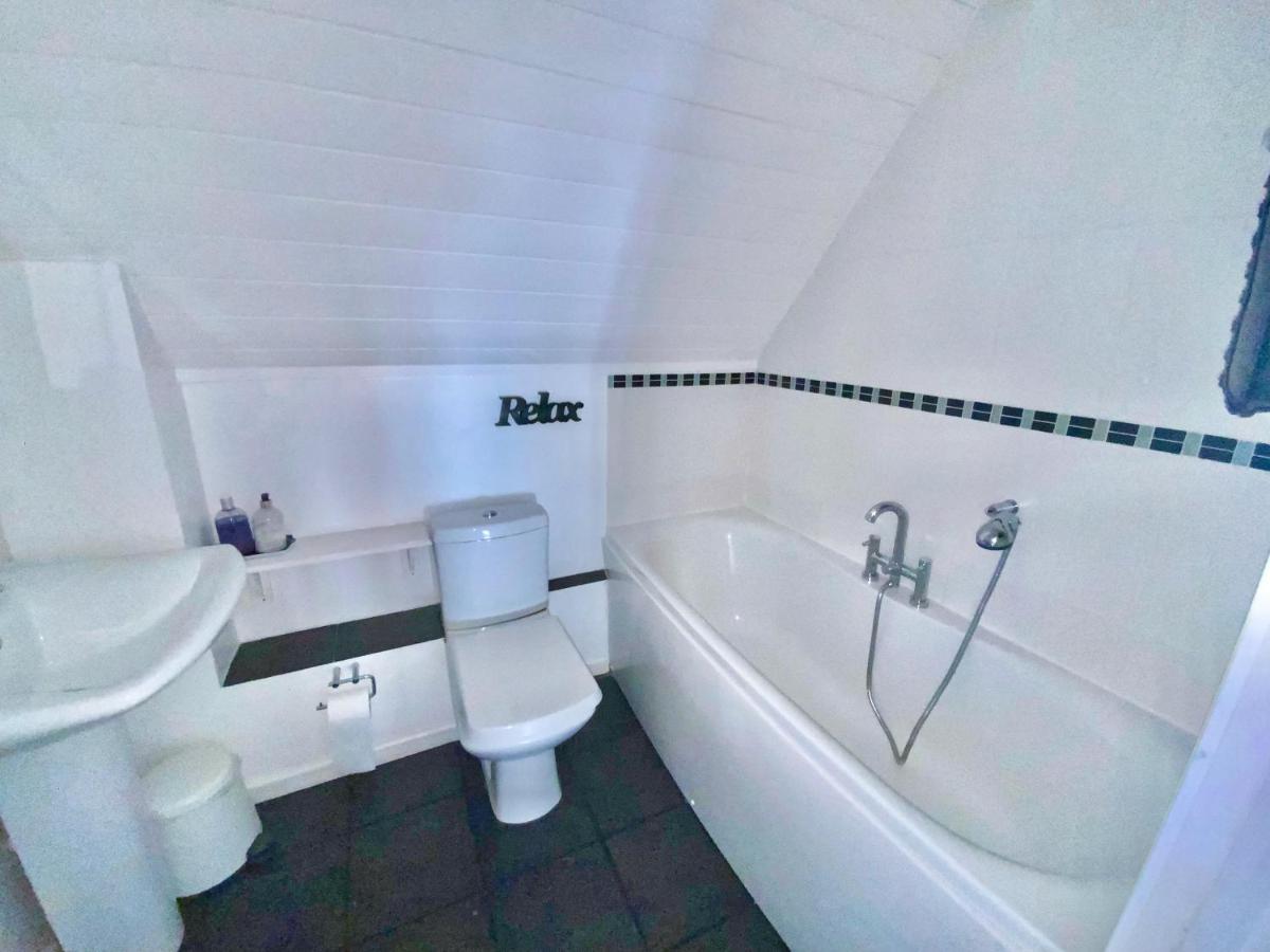 'That One' Our Cotswold Lakeside Lodge Cirencester Bagian luar foto