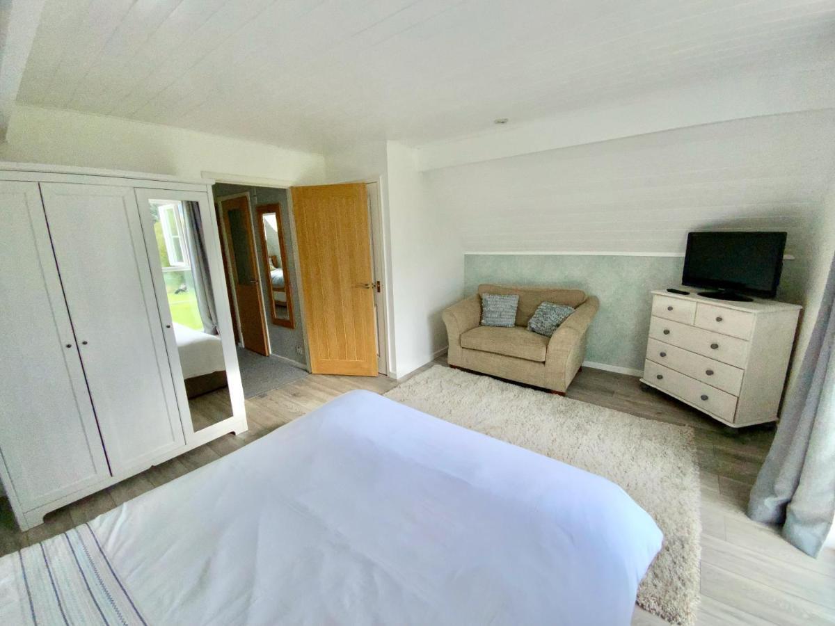 'That One' Our Cotswold Lakeside Lodge Cirencester Bagian luar foto
