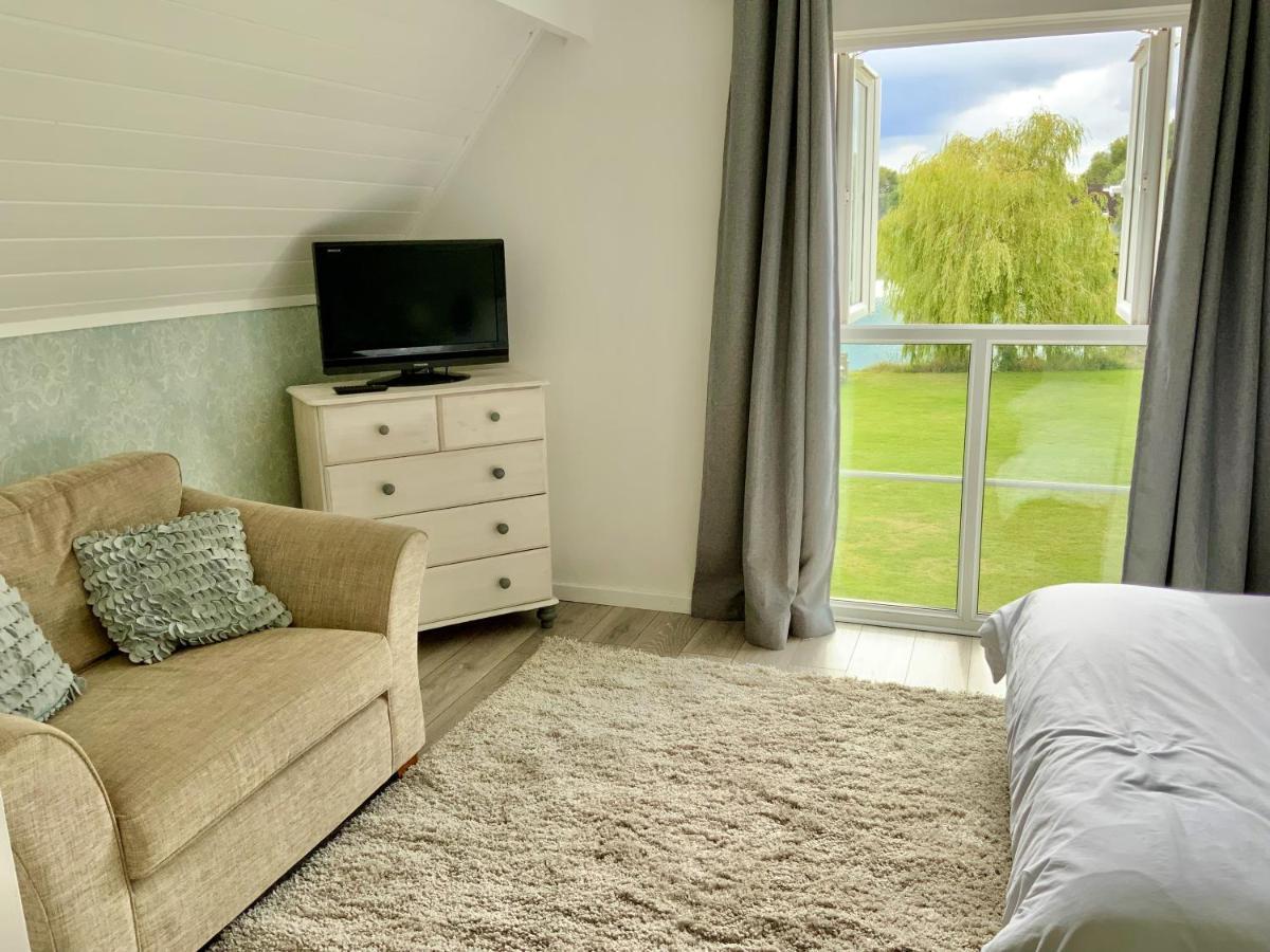 'That One' Our Cotswold Lakeside Lodge Cirencester Bagian luar foto