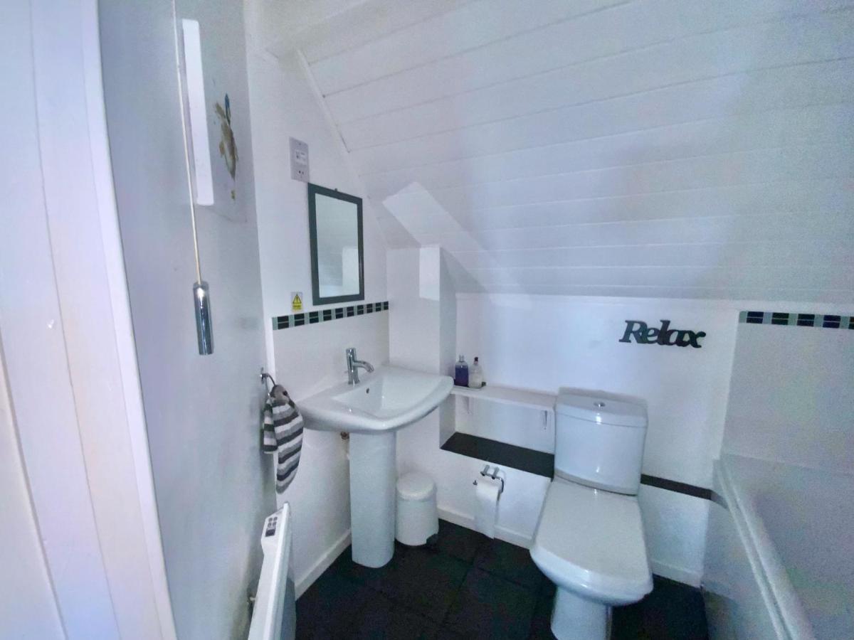 'That One' Our Cotswold Lakeside Lodge Cirencester Bagian luar foto