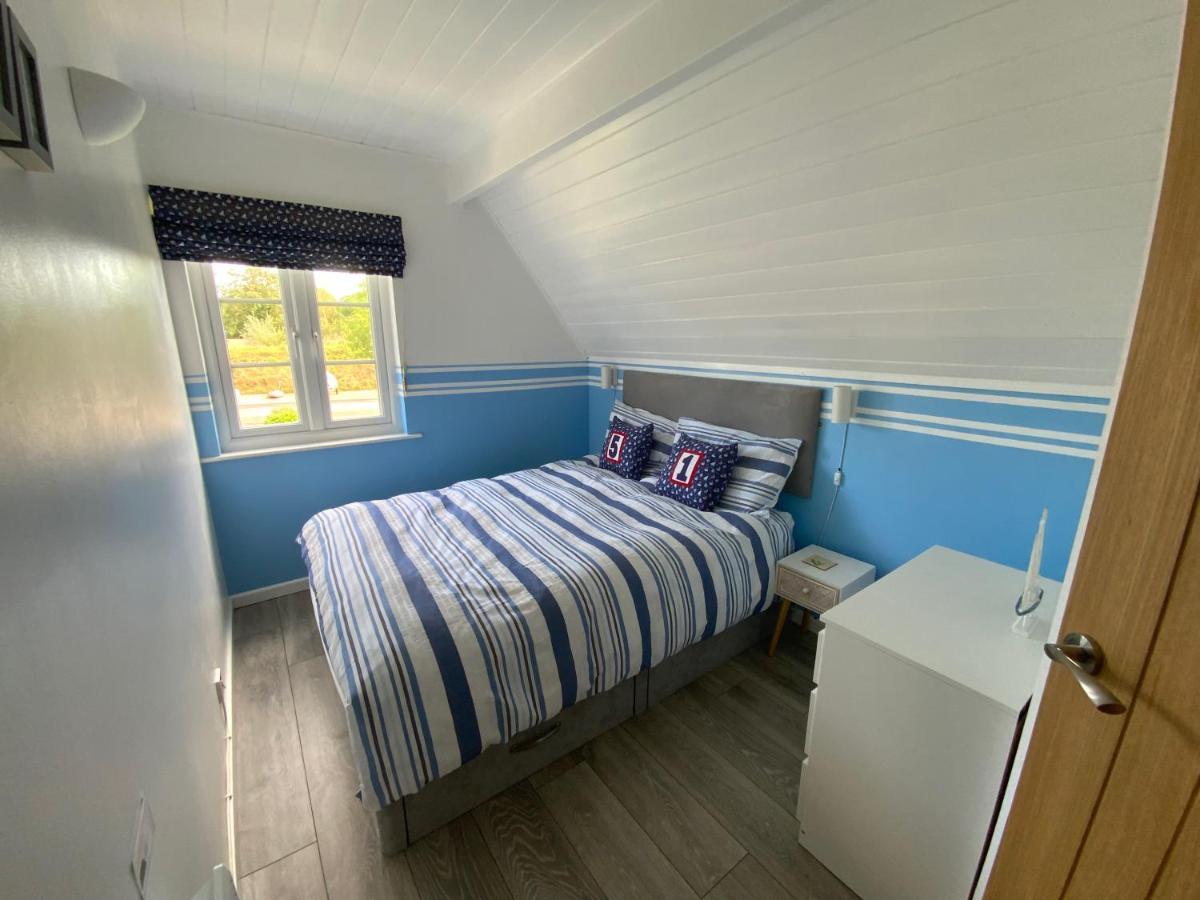 'That One' Our Cotswold Lakeside Lodge Cirencester Bagian luar foto
