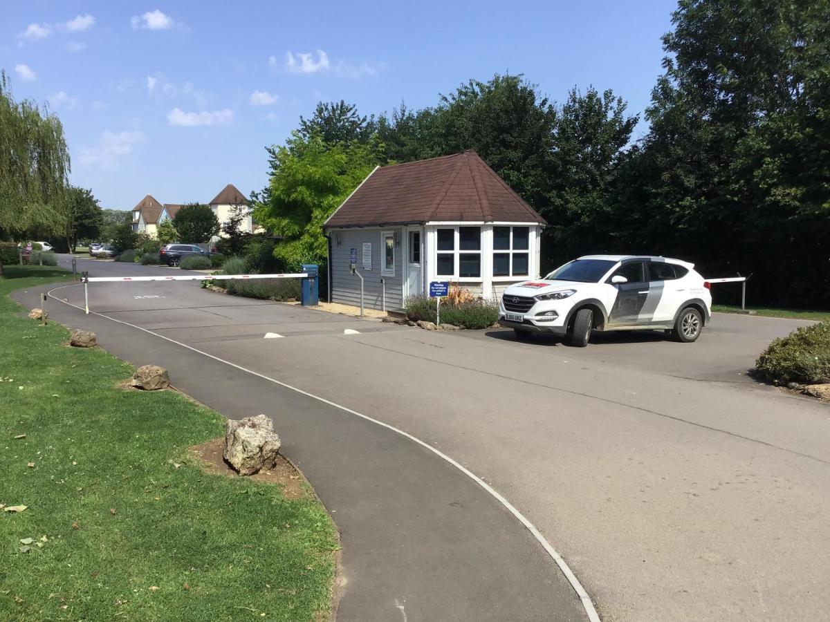'That One' Our Cotswold Lakeside Lodge Cirencester Bagian luar foto