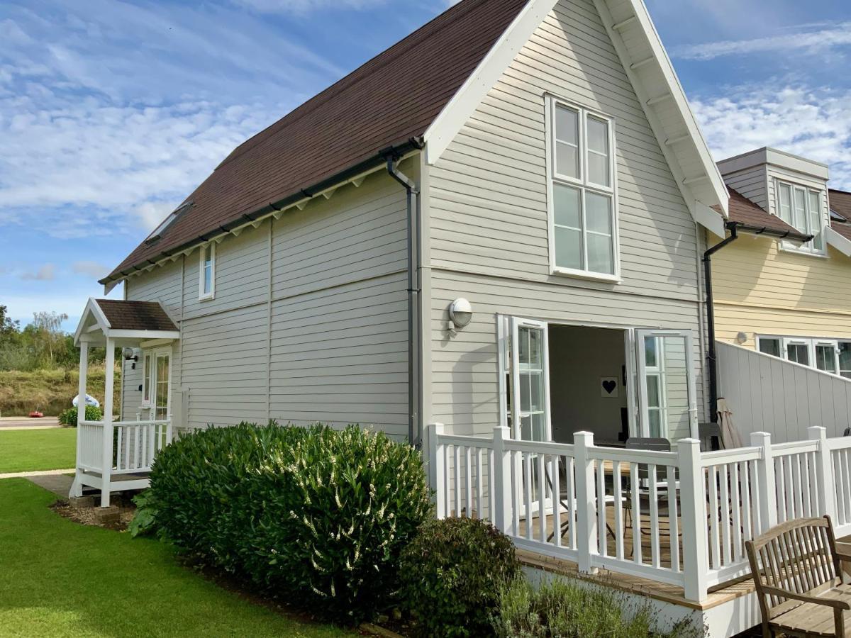 'That One' Our Cotswold Lakeside Lodge Cirencester Bagian luar foto