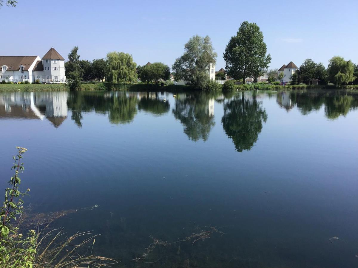 'That One' Our Cotswold Lakeside Lodge Cirencester Bagian luar foto