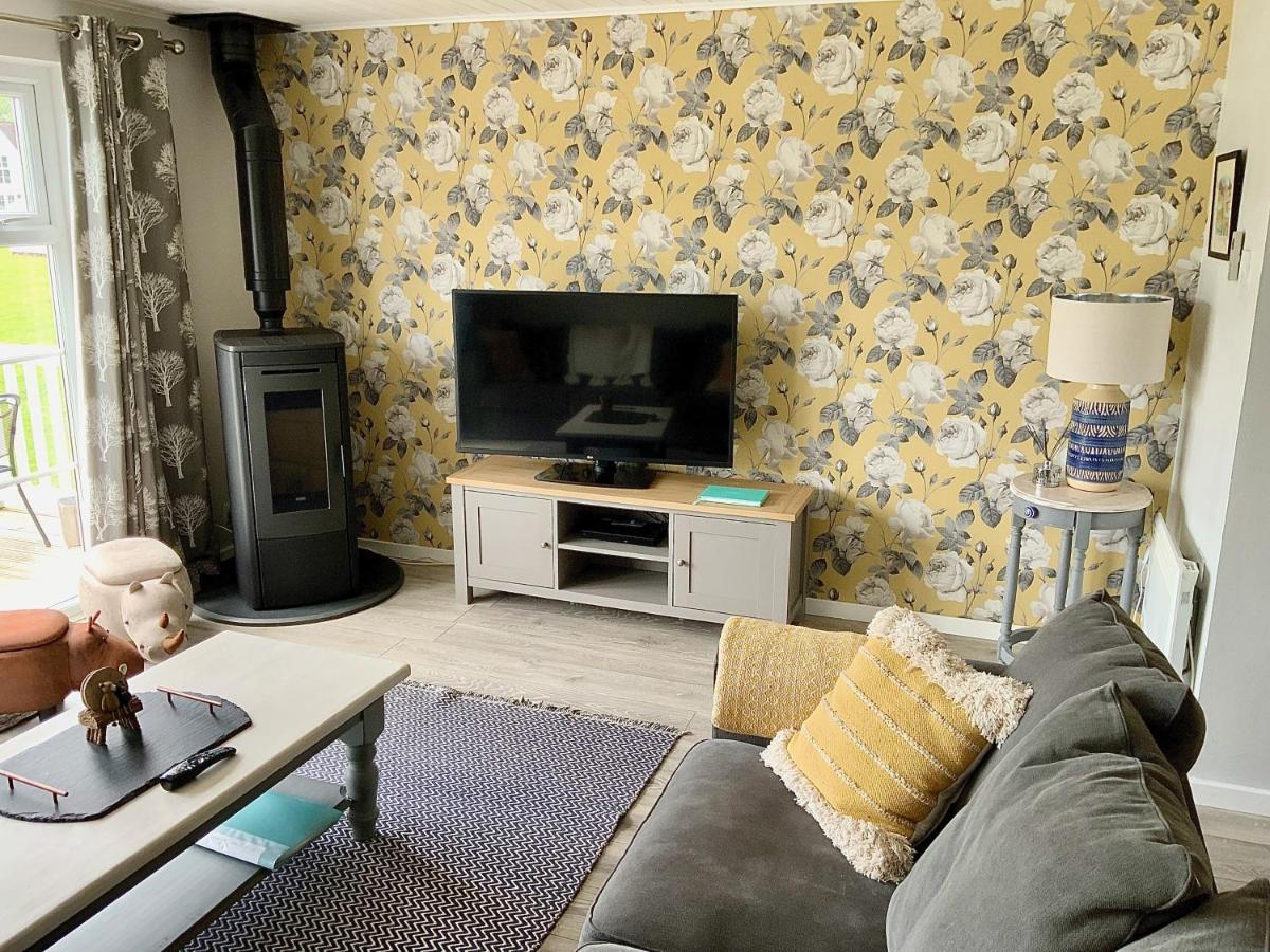 'That One' Our Cotswold Lakeside Lodge Cirencester Bagian luar foto