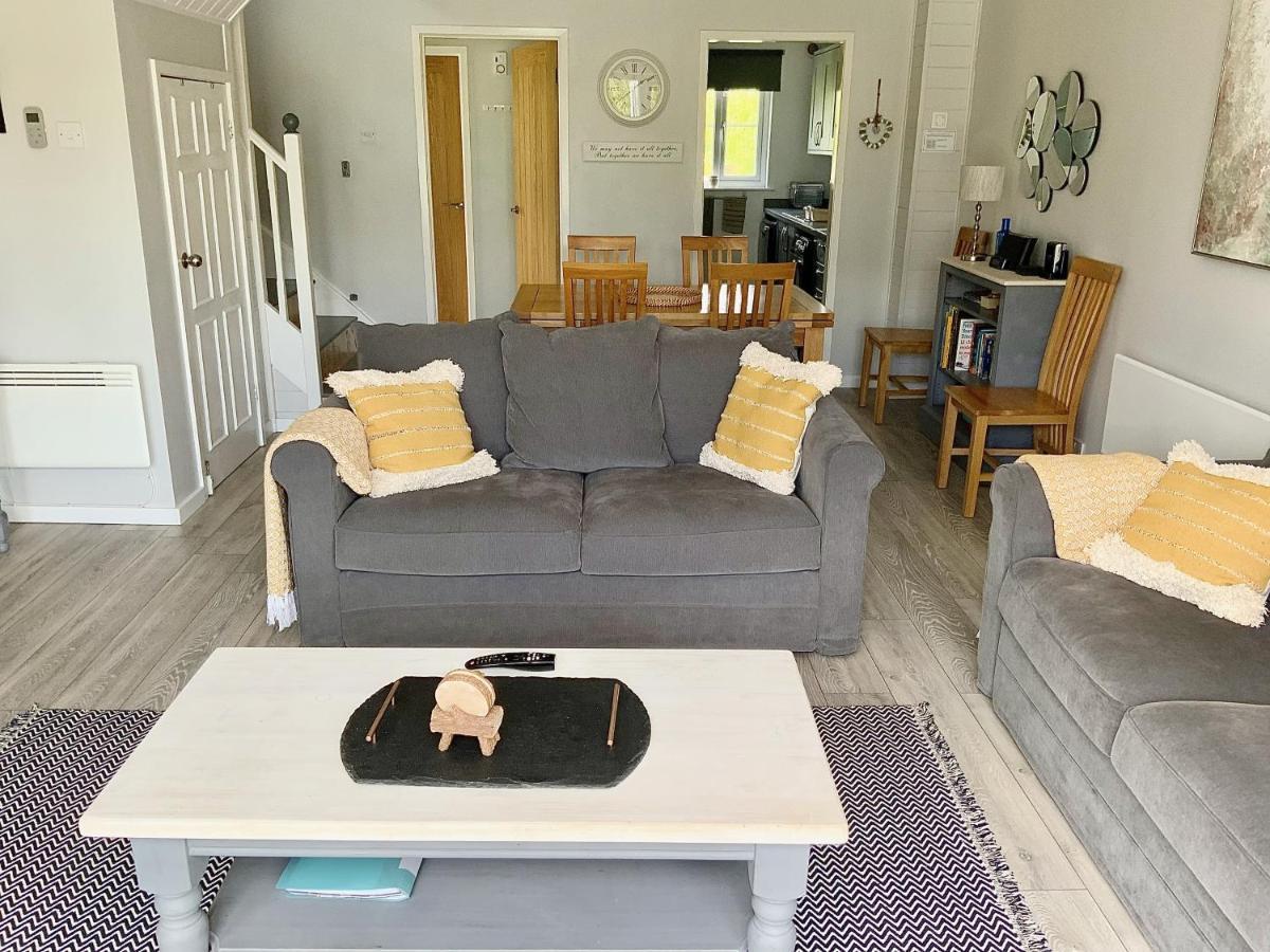 'That One' Our Cotswold Lakeside Lodge Cirencester Bagian luar foto