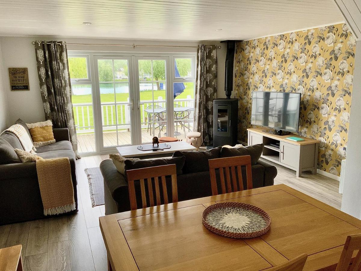 'That One' Our Cotswold Lakeside Lodge Cirencester Bagian luar foto