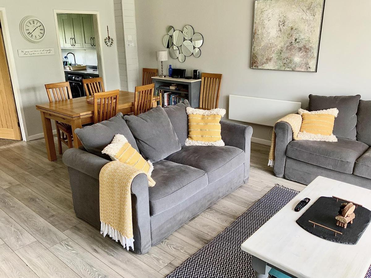 'That One' Our Cotswold Lakeside Lodge Cirencester Bagian luar foto